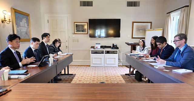 존 톰슨 미국 국무부 차관보 대행과 면담하는 오태석 우주항공청장