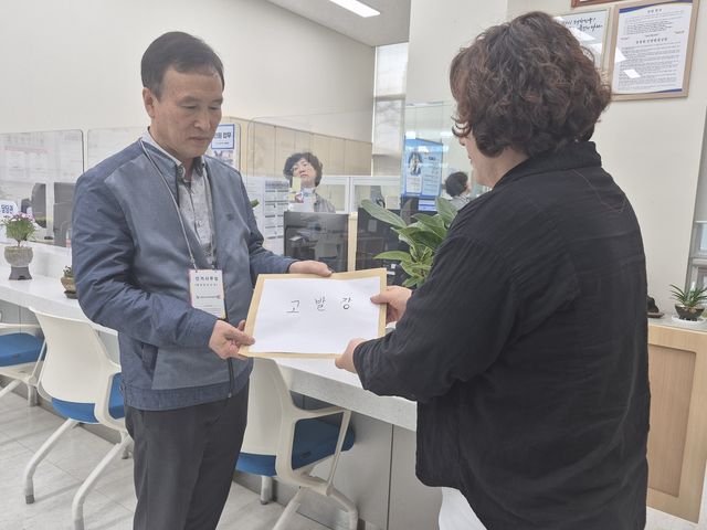 고발장 제출하는 이차영 괴산군수 예비후보 캠프 관계자
