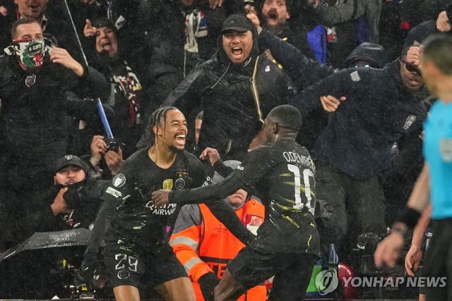 브래들리 바르콜라(왼쪽)와 득점을 축하하는 우스만 뎀벨레