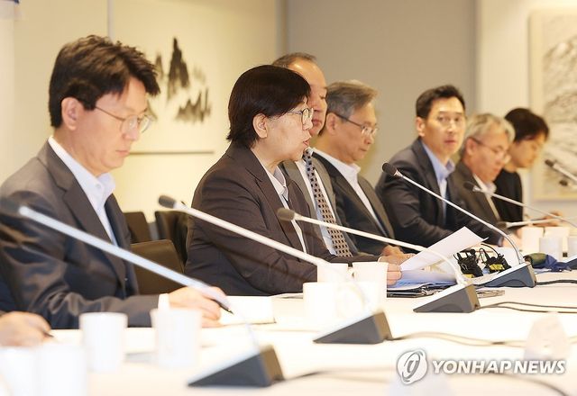 발언하는 정은경 장관