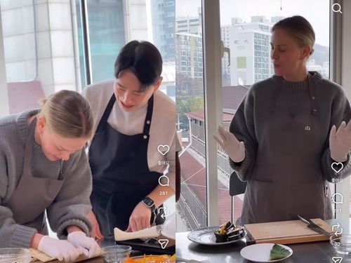 지난해 11월 한국에서 김밥을 만들고 춤을 추는 할리우드 배우 샬리즈 시어런