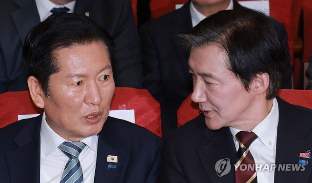 대화하는 더불어민주당 정청래 대표-조국혁신당 조국 대표