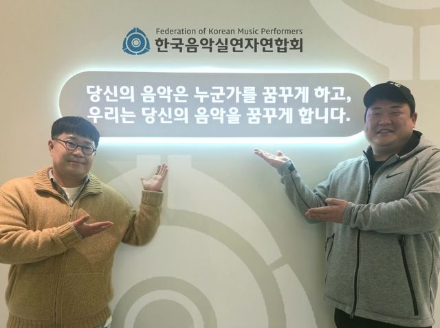 작곡가 조영수(좌)와 개그맨 김준현(우)