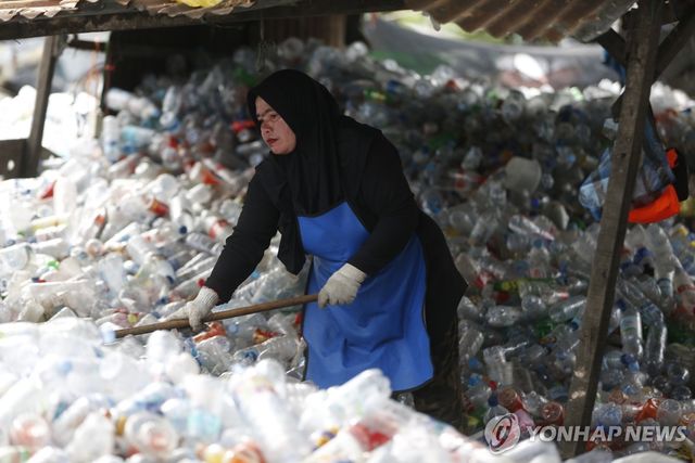 인도네시아의 플라스틱 병 재활용