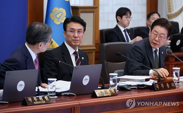 외교부 장관에게 질문하는 이재명 대통령