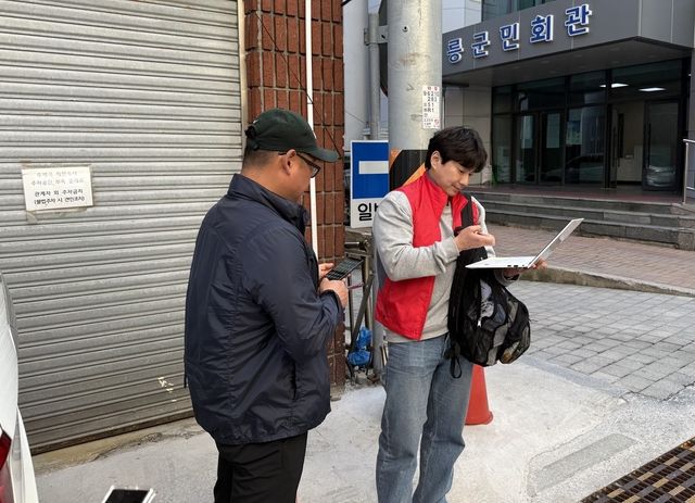 골목길에서 LG유플러스 직원을 만나 유심 교체 지원을 받고 있는 울릉도 주민