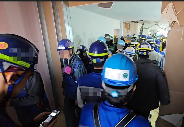 통행로서 교행하는 근로자들