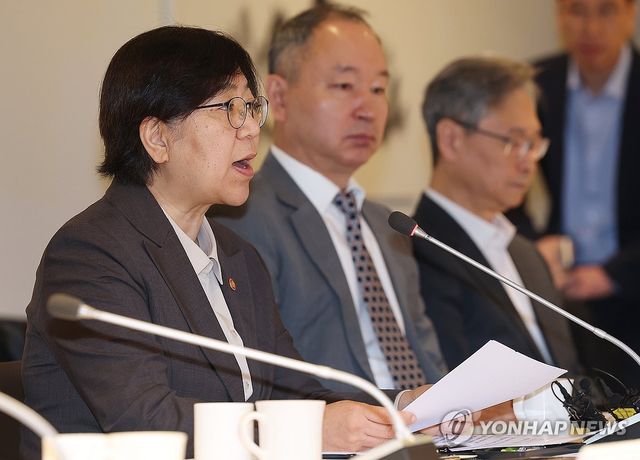 발언하는 정은경 장관