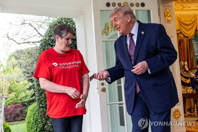 100달러 팁 건네는 트럼프 대통령