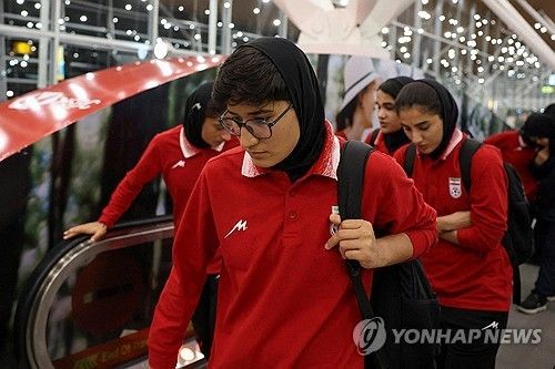 귀국하는 이란 여자축구대표팀