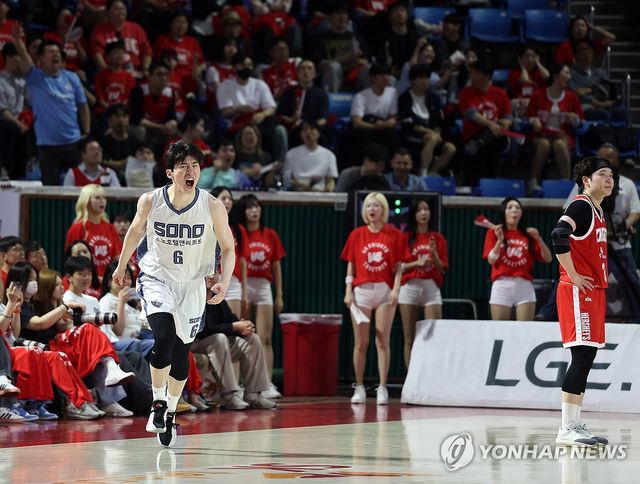 환호하는 이정현