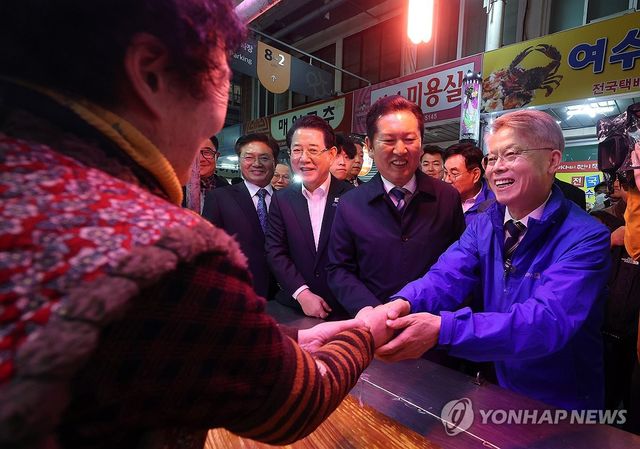 정청래 대표와 여수 전통시장 방문한 민형배·김영록 경선후보