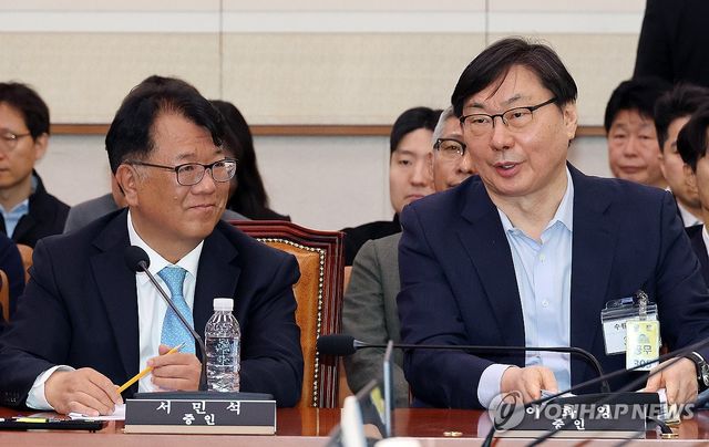 대화하는 이화영·서민석