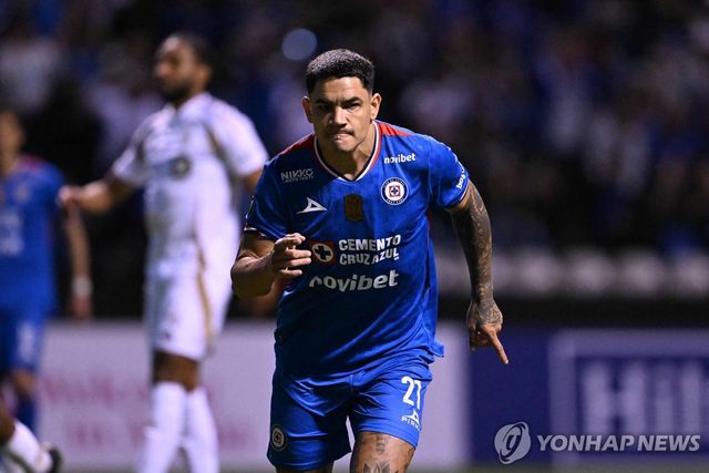 골 세리머니 하는 크루스 아술의 가브리엘 페르난데스.