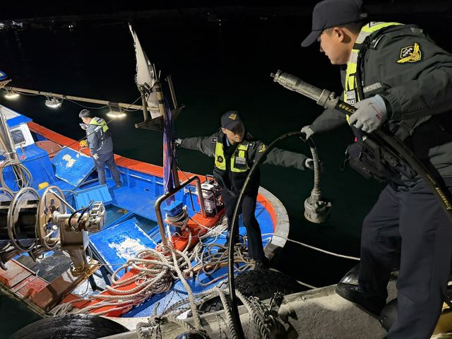 해경의 긴급 배수 작업