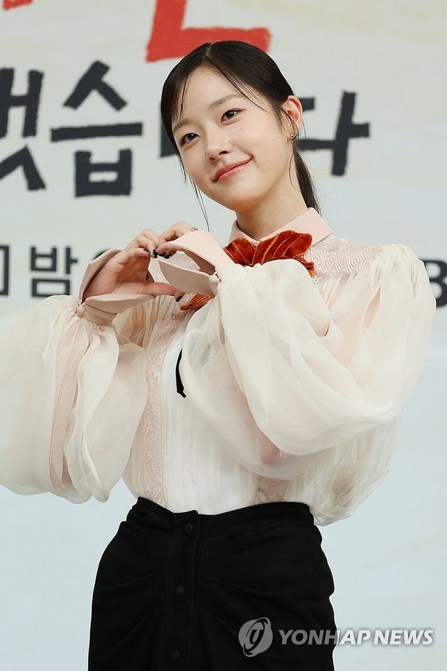 포즈 취하는 채원빈