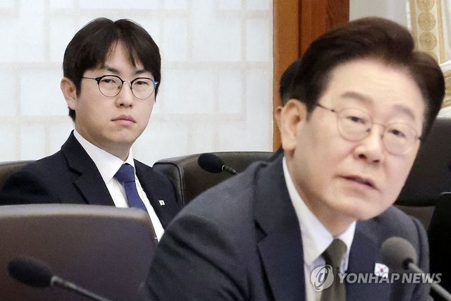 이재명 대통령 발언 듣는 하정우 수석