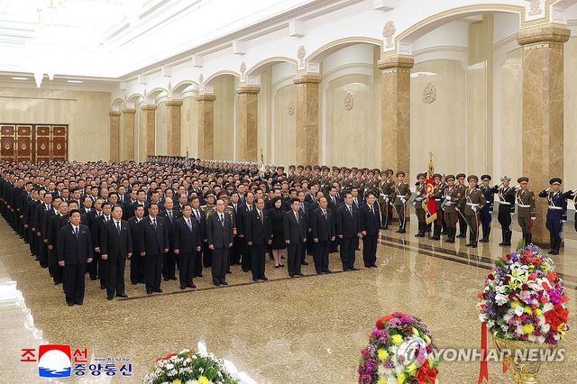 북한 당·정 간부들 금수산태양궁전 참배