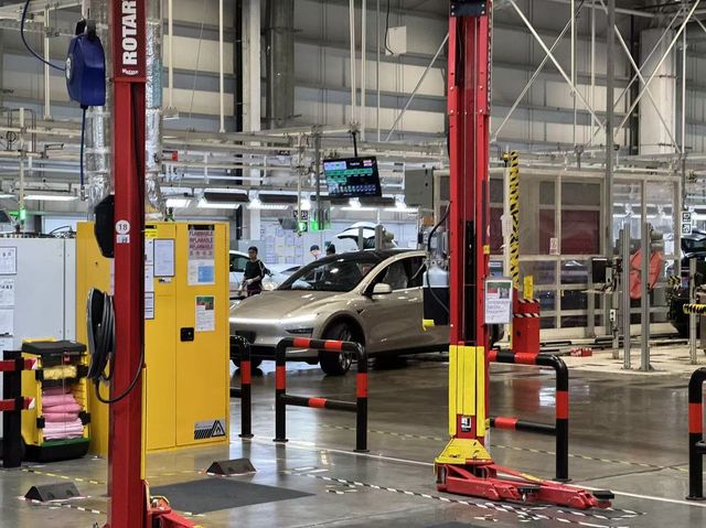 중국 상하이에서 생산 중인 테슬라 모델YL