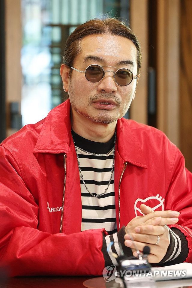 인터뷰하는 양정웅 총감독