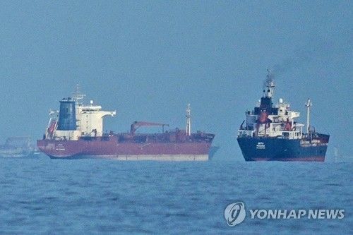 호르무즈 해협의 유조선과 화물선