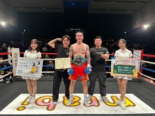 복싱 미들급 동양 챔피언에 오른 백하소(가운데)