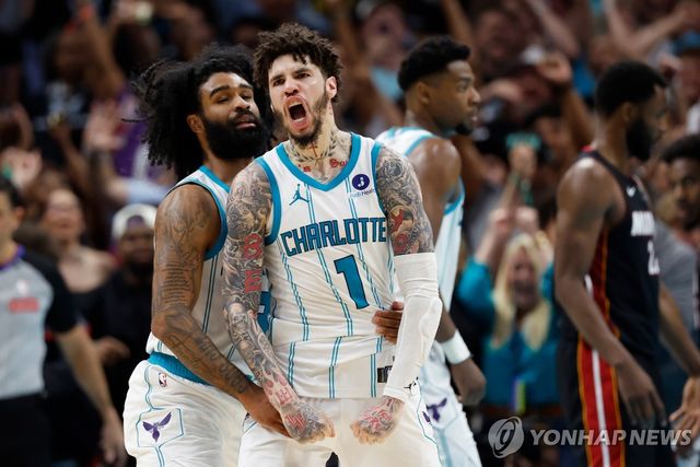 득점에 기뻐하는 샬럿의 라멜로 볼(1번)