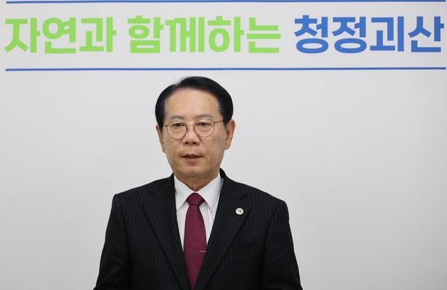 출마의변 밝히는 송인헌 괴산군수
