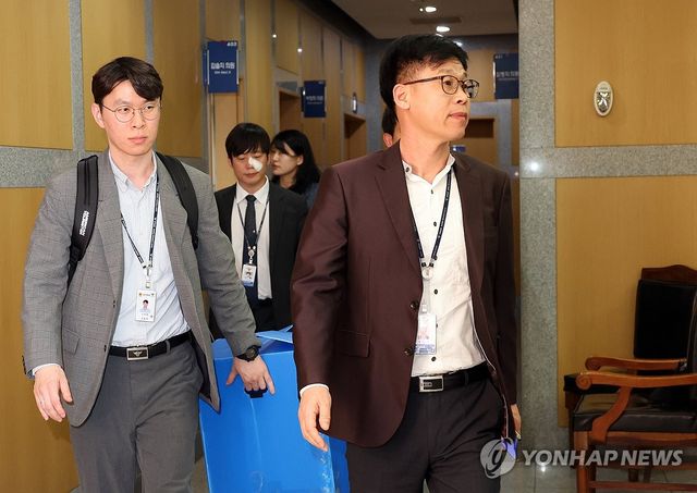 이원택 의원 '식사비 대납 혐의' 경찰, 동시다발 압수수색