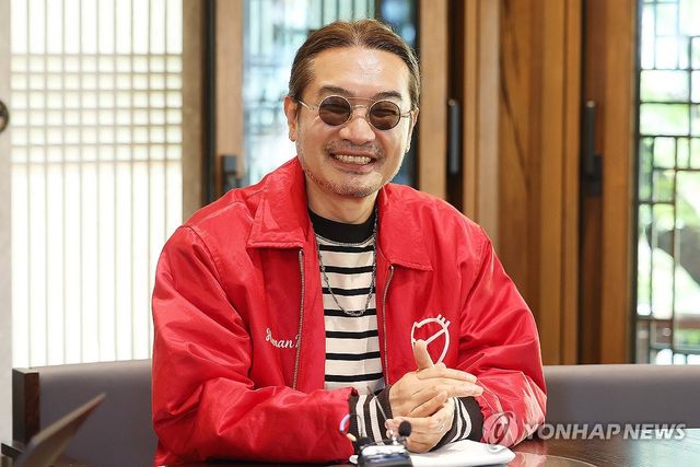 인터뷰하는 양정웅 총감독