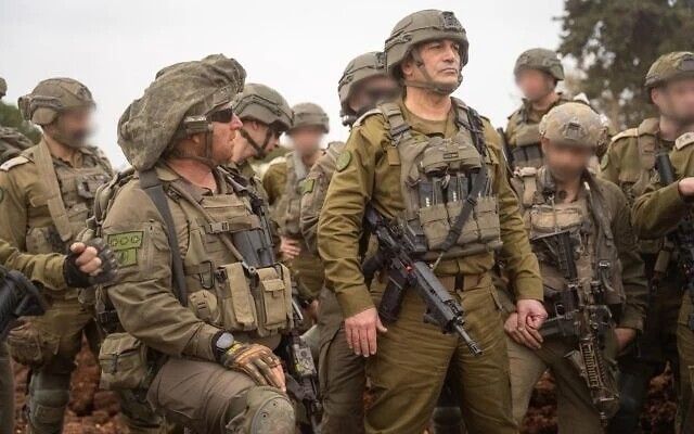 레바논 남부 방문한 에얄 자미르 이스라엘군 참모총장(가운데 오른쪽)