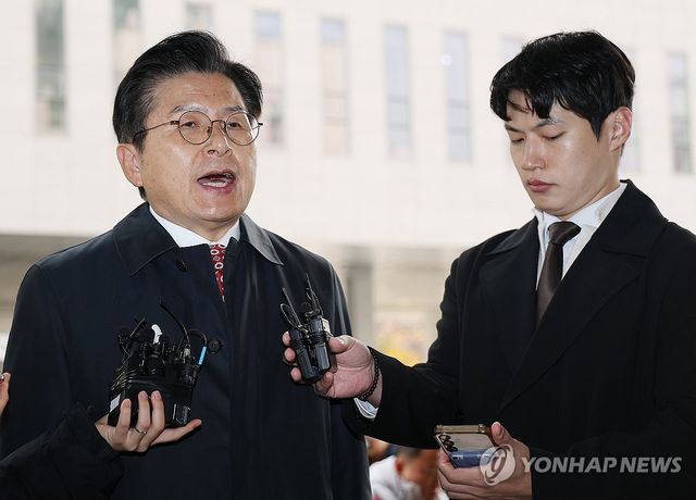 취재진 질문에 답하는 황교안 대표