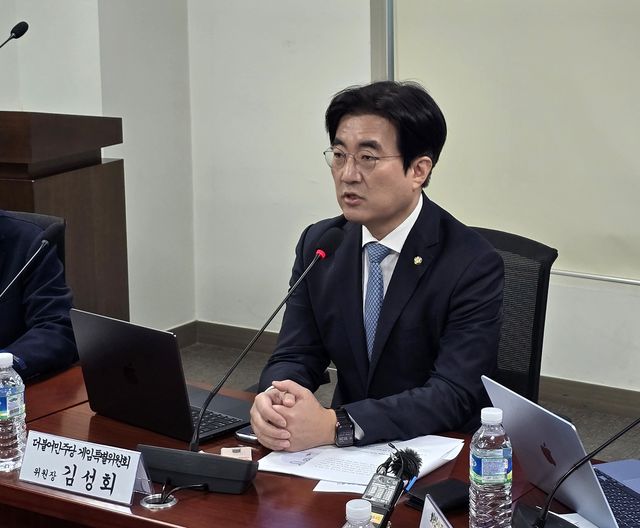 인사하는 더불어민주당 게임특위 김성회 위원장