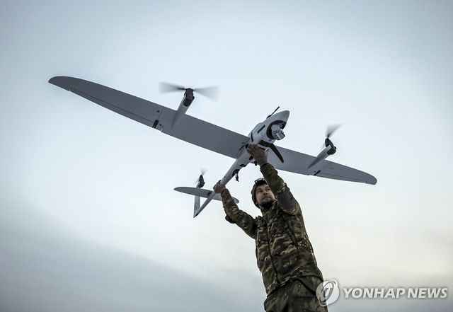 드론 날리는 우크라이나 군인