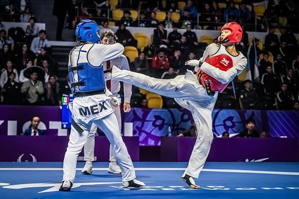 공격하는 하지웅(오른쪽)