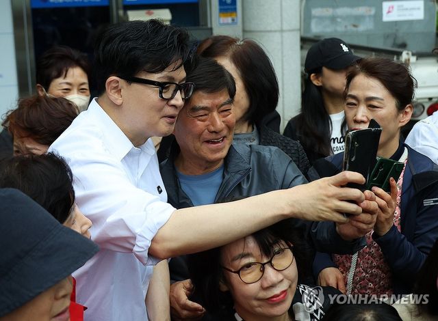 전입신고 후 주민들과 셀카