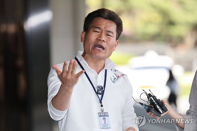 검찰 출석 전 발언하는 전한길