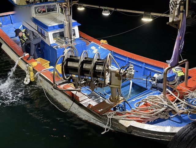 해경의 긴급 배수 작업