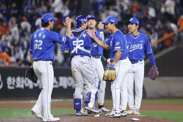 14일 한화전 승리 후 기뻐하는 삼성 선수들. 