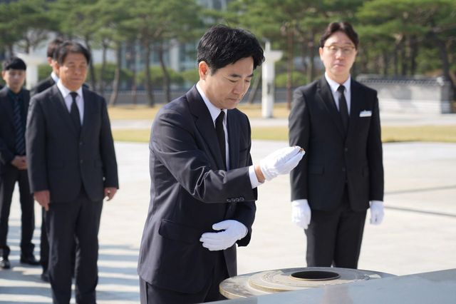 국립 5·18묘역 참배하는 김대중 전남광주특별시교육감 예비후보