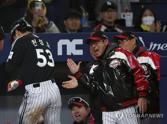 LG 염경엽 감독 "성호 잘했어"