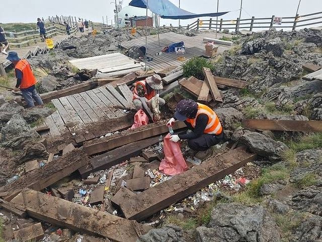 지난해 8월 한라산 동능 데크 철거 중 쓰레기 수거 작업