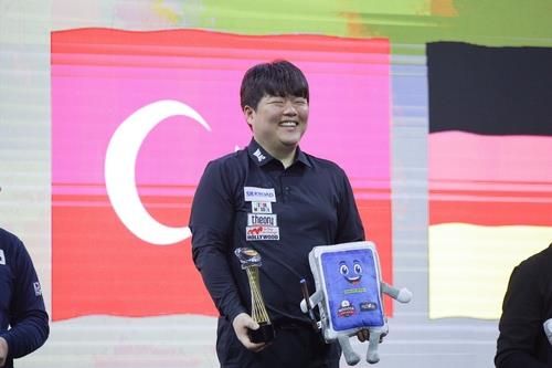 우승 트로피를 든 조명우