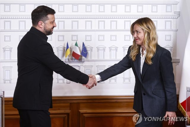 볼로디미르 젤렌스키(좌) 우크라이나 대통령과 조르자 멜로니 이탈리아 총리