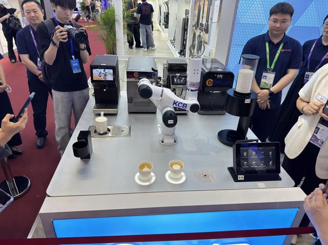 로봇팔이 만든 카페라테