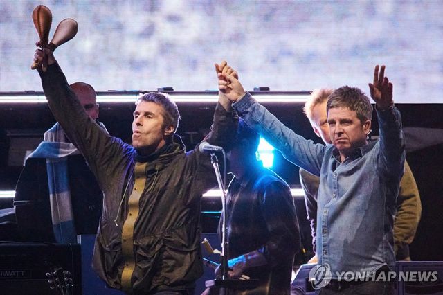 세계공연 중인 오아시스의 리암 갤러거(좌측)와 노엘 갤러거(우측)