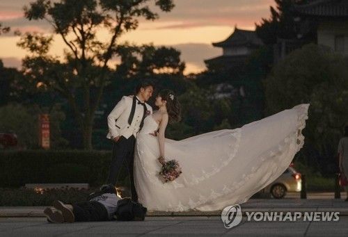 일본 도쿄에서 웨딩 촬영하는 커플. (사진은 기사 내용과 관계없음)