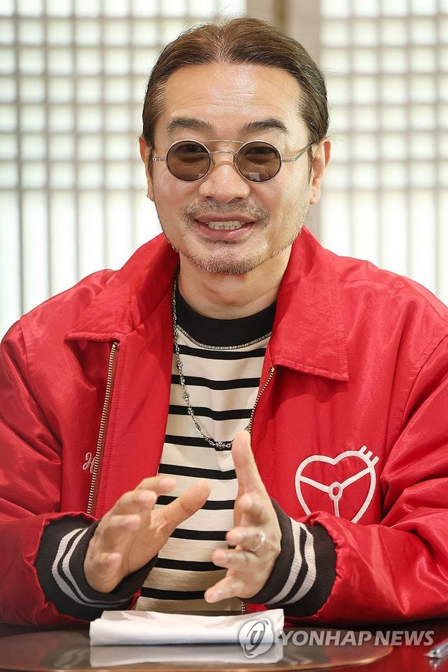 질문에 답하는 양정웅 총감독