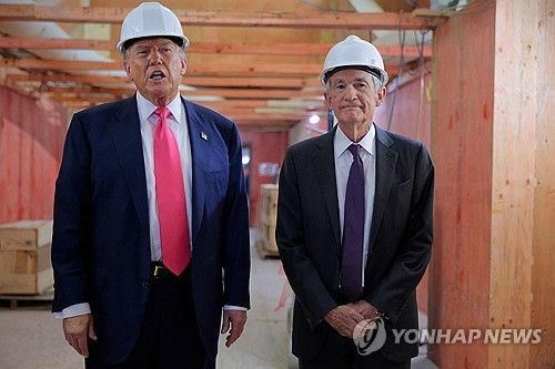 작년 7월 연준 청사 개보수 현장에 함께 자리한 트럼프와 파월