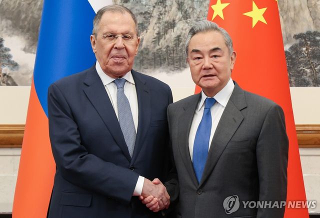 왕이 중국 외교부장(오른쪽)과 라브로프 러시아 외무장관